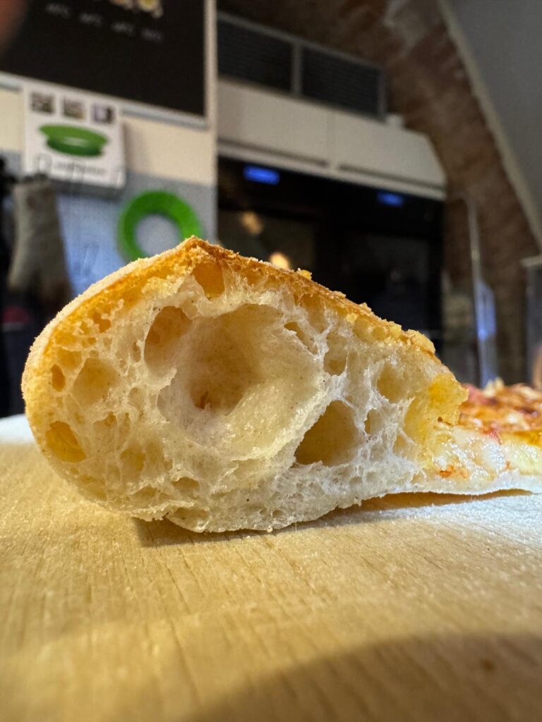 luftiger Pizza Rand aus dem Haushaltsbackofen